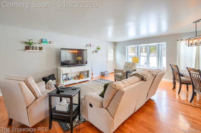 317 Oakwood Drive, Flushing, MI 48433