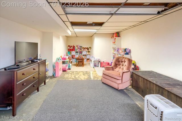 317 Oakwood Drive, Flushing, MI 48433