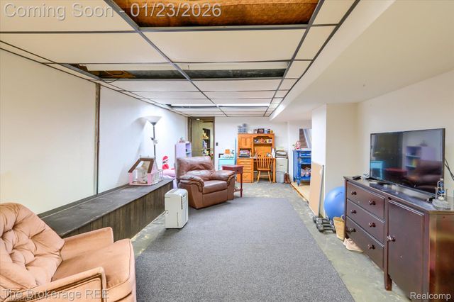 317 Oakwood Drive, Flushing, MI 48433