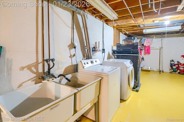 317 Oakwood Drive, Flushing, MI 48433