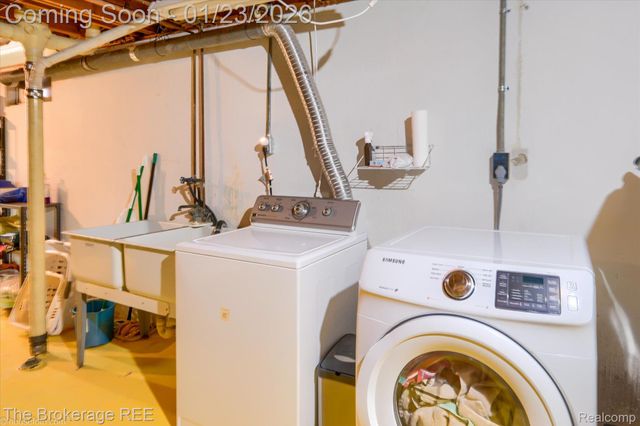 317 Oakwood Drive, Flushing, MI 48433