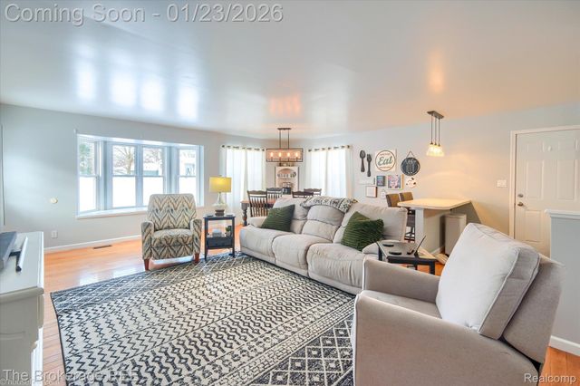 317 Oakwood Drive, Flushing, MI 48433