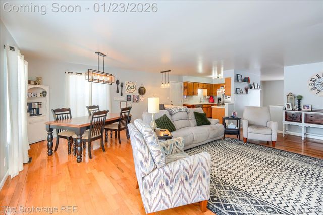 317 Oakwood Drive, Flushing, MI 48433