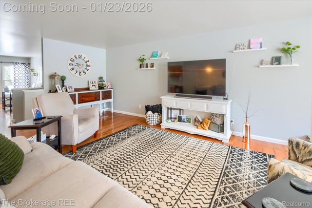 317 Oakwood Drive, Flushing, MI 48433