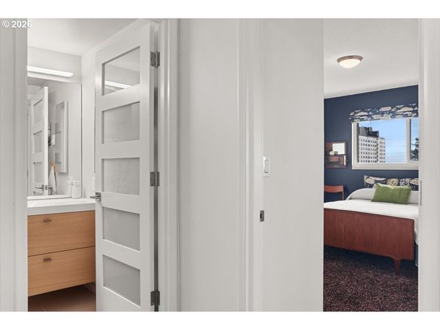 2393 Sw PARK Pl 203, Portland, OR 97205