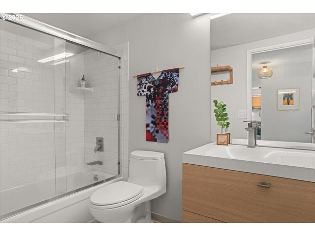 2393 Sw PARK Pl 203, Portland, OR 97205