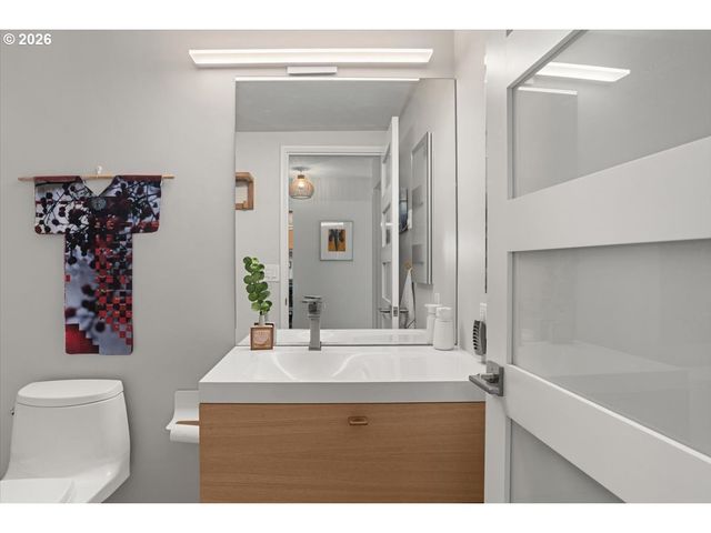 2393 Sw PARK Pl 203, Portland, OR 97205
