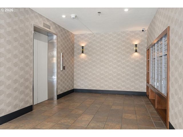 2393 Sw PARK Pl 203, Portland, OR 97205