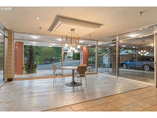 2393 Sw PARK Pl 203, Portland, OR 97205