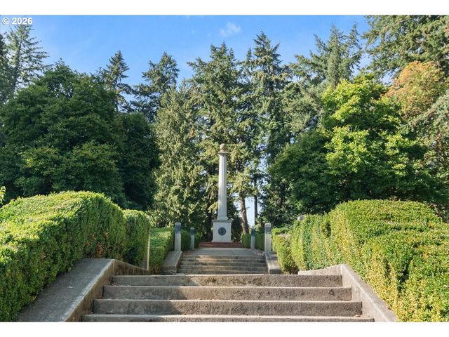 2393 Sw PARK Pl 203, Portland, OR 97205