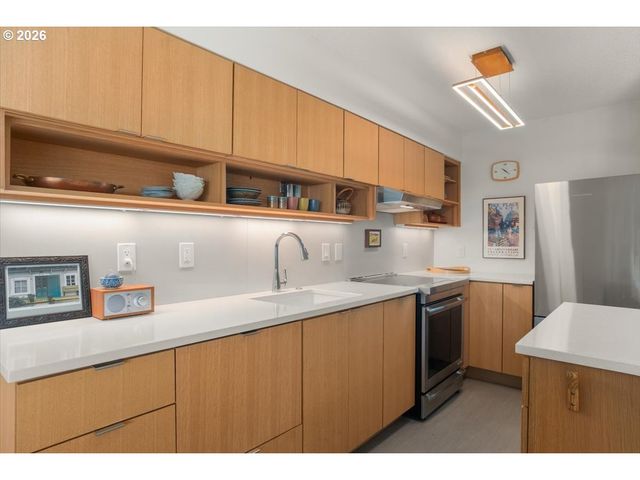 2393 Sw PARK Pl 203, Portland, OR 97205
