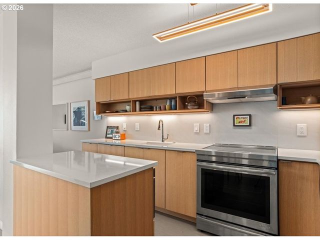 2393 Sw PARK Pl 203, Portland, OR 97205