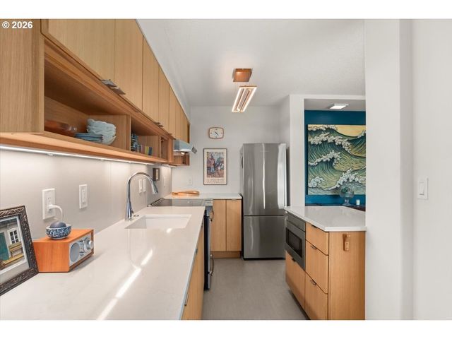 2393 Sw PARK Pl 203, Portland, OR 97205
