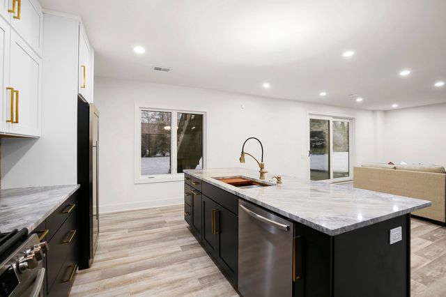 7303 Brookside Village Court, Bloomfield Hills, MI 48301