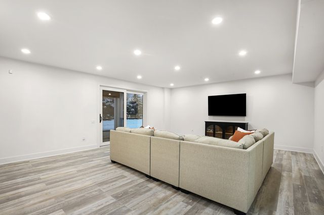 7303 Brookside Village Court, Bloomfield Hills, MI 48301