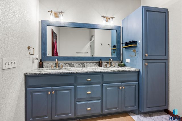 7413 S Audie Ave Avenue, Sioux Falls, SD 57108