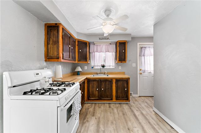 7 Robin Del Dr, Shaler, PA 15215