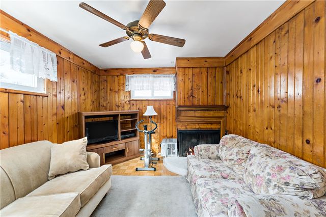 7 Robin Del Dr, Shaler, PA 15215