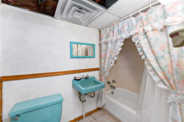 7 Robin Del Dr, Shaler, PA 15215