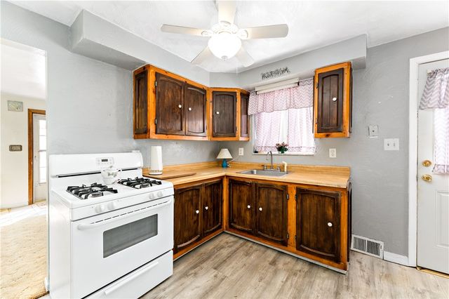 7 Robin Del Dr, Shaler, PA 15215