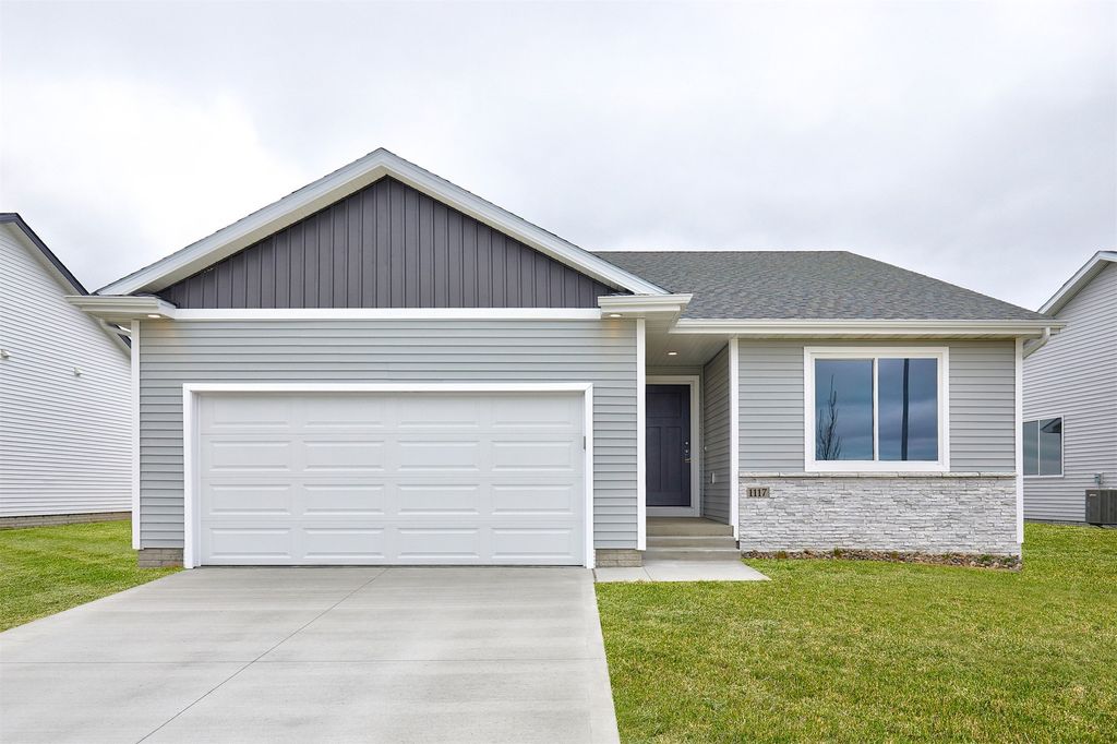 1117 Featherstone Avenue NE, Bondurant, IA 50035