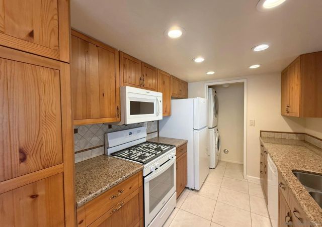 9392 Twin Trails Dr 105, San Diego, CA 92129