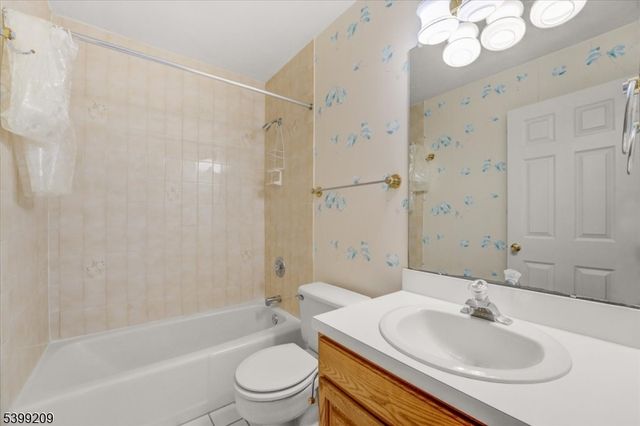 10 Kerri Ln, Lincoln Park Boro, NJ 07035