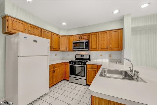 10 Kerri Ln, Lincoln Park Boro, NJ 07035