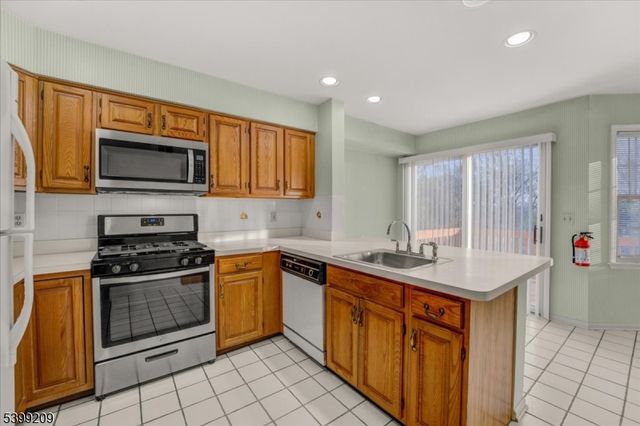 10 Kerri Ln, Lincoln Park Boro, NJ 07035