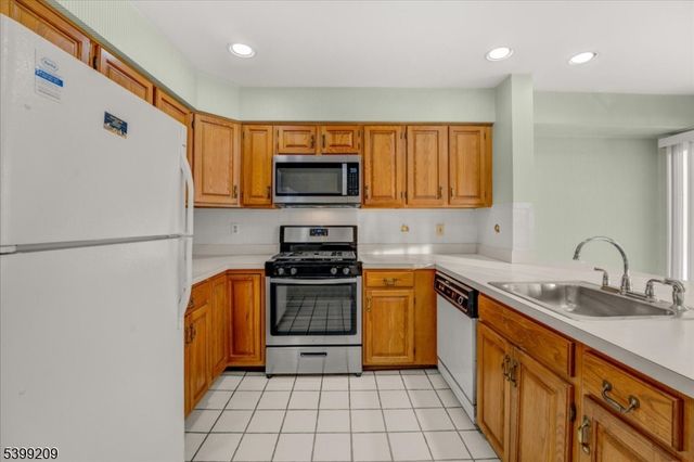 10 Kerri Ln, Lincoln Park Boro, NJ 07035