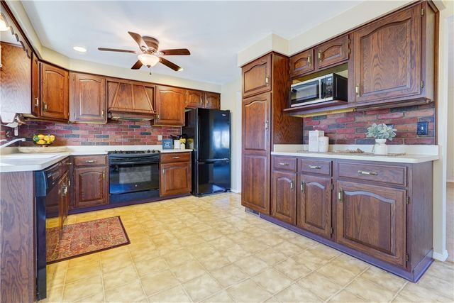 124 Charleswood Drive, Henrietta, NY 14534