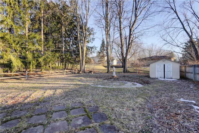 124 Charleswood Drive, Henrietta, NY 14534