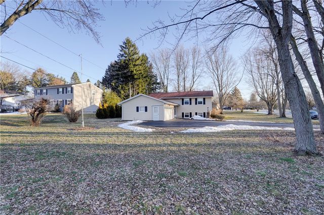 124 Charleswood Drive, Henrietta, NY 14534