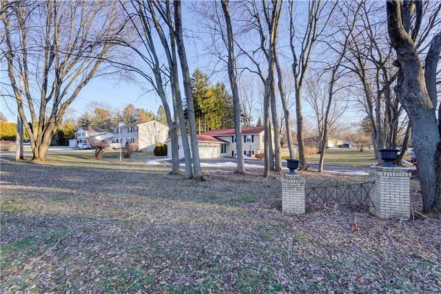 124 Charleswood Drive, Henrietta, NY 14534