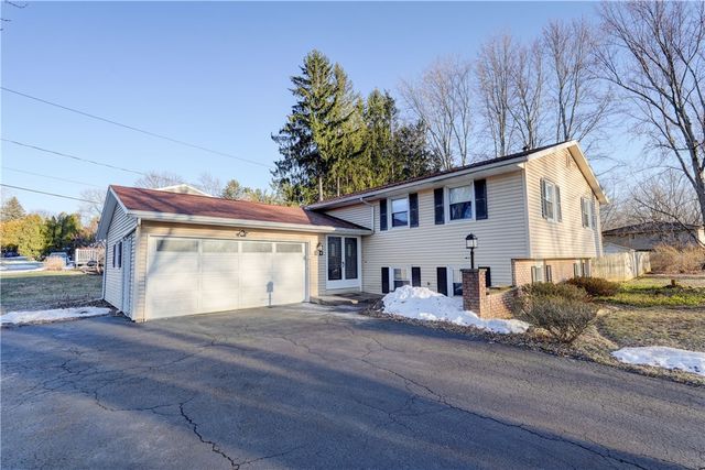 124 Charleswood Drive, Henrietta, NY 14534