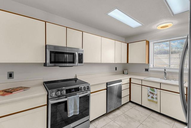 204 Lakecrest Lane, Palm Desert, CA 92260