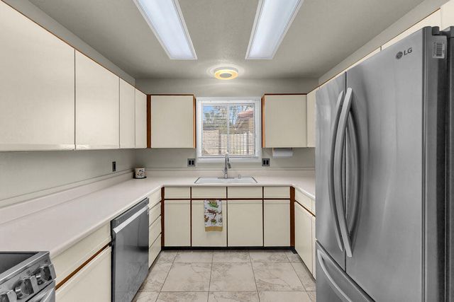 204 Lakecrest Lane, Palm Desert, CA 92260