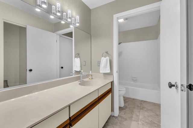 204 Lakecrest Lane, Palm Desert, CA 92260