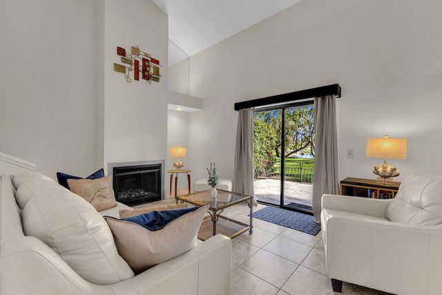 204 Lakecrest Lane, Palm Desert, CA 92260