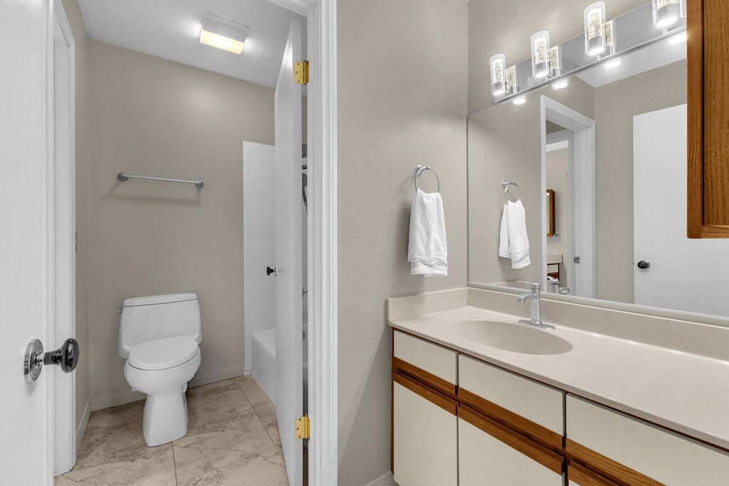 Image 28 of property listing at 204 Lakecrest Lane, Palm Desert, CA 92260