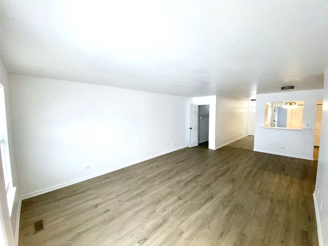 629 W Streamwood Boulevard A, Streamwood, IL 60107