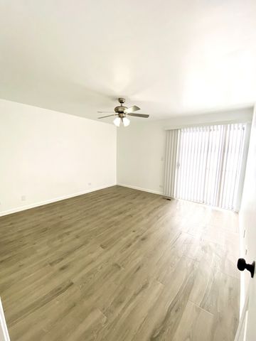 629 W Streamwood Boulevard A, Streamwood, IL 60107