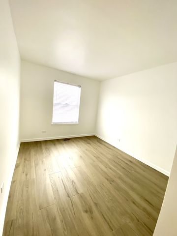 629 W Streamwood Boulevard A, Streamwood, IL 60107