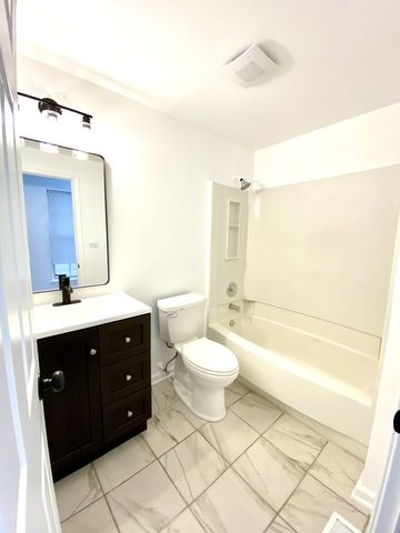 629 W Streamwood Boulevard A, Streamwood, IL 60107