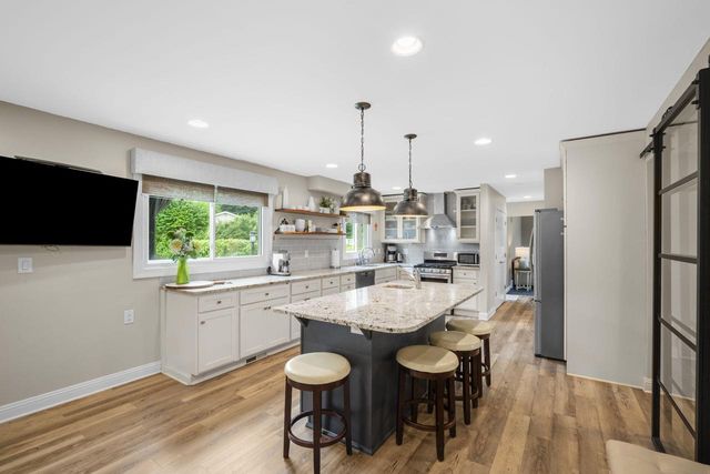 S94W23075 Meadow View LANE, Big Bend, WI 53103