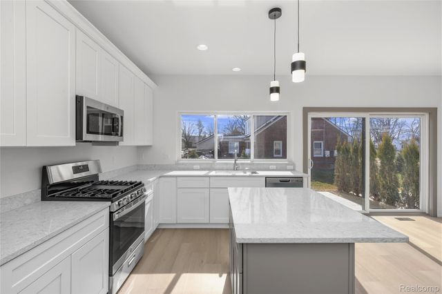 21955 Deer Brook Drive 3, Southfield, MI 48075