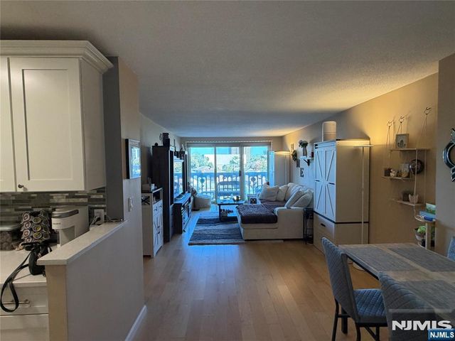 555 North Avenue 4A, Fort Lee, NJ 07024