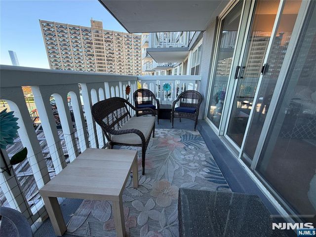 555 North Avenue 4A, Fort Lee, NJ 07024