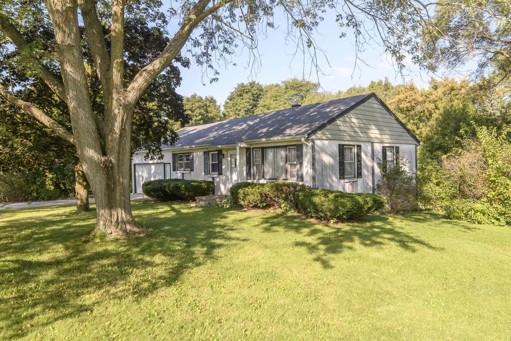 S71W23350 National AVENUE, Big Bend, WI 53103