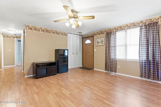 8702 Bost Ln, Louisville, KY 40219